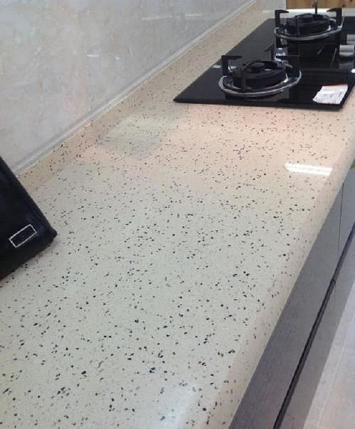 廚房臺面選石英石還是人造石？我家裝修差點選錯，幸好及時了解區別
